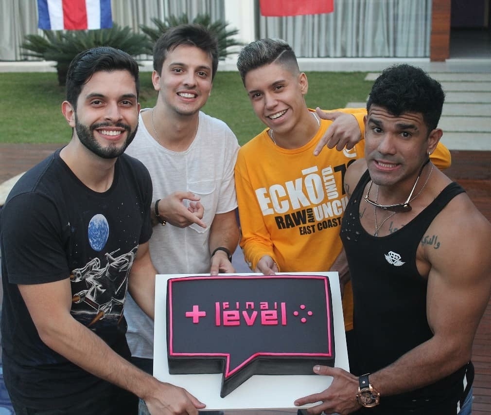Youtubers se mudam para Mansão e assinam contrato com a Cube TV